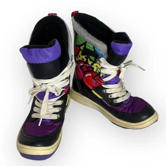 COUGAR Womens/Youth Retro Grabber Snow Boots Cherry Graffiti Purple Black Size 5 - Picture 2 of 10